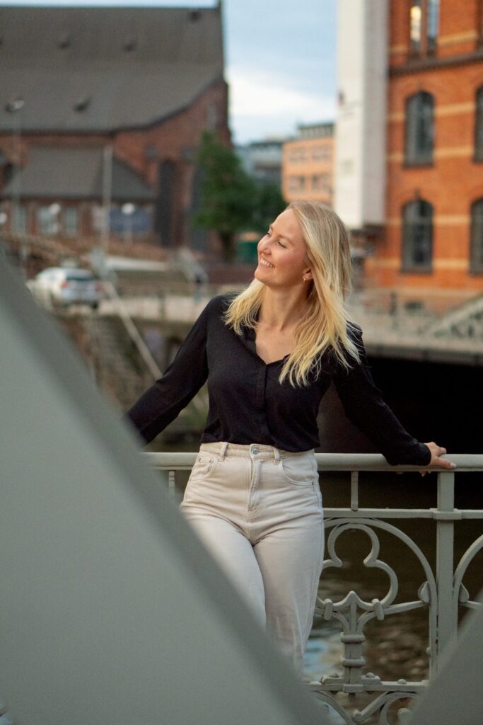 Michelle Aßenmacher auf einer Brücke in Hamburg